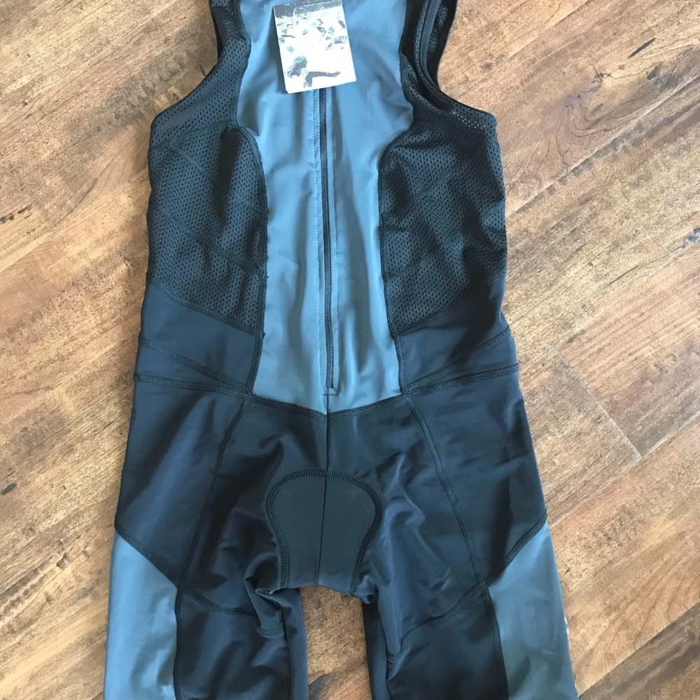NWT Men’s Kona triathlons race suit. Size Medium.